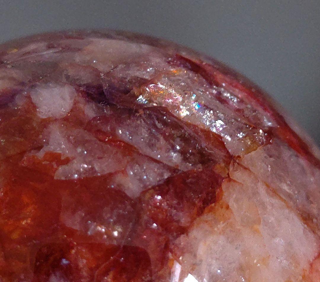 虹まみれ♡　レッドファイアクォーツ　スフィア　丸玉　天然石　台座付き　6.8cm