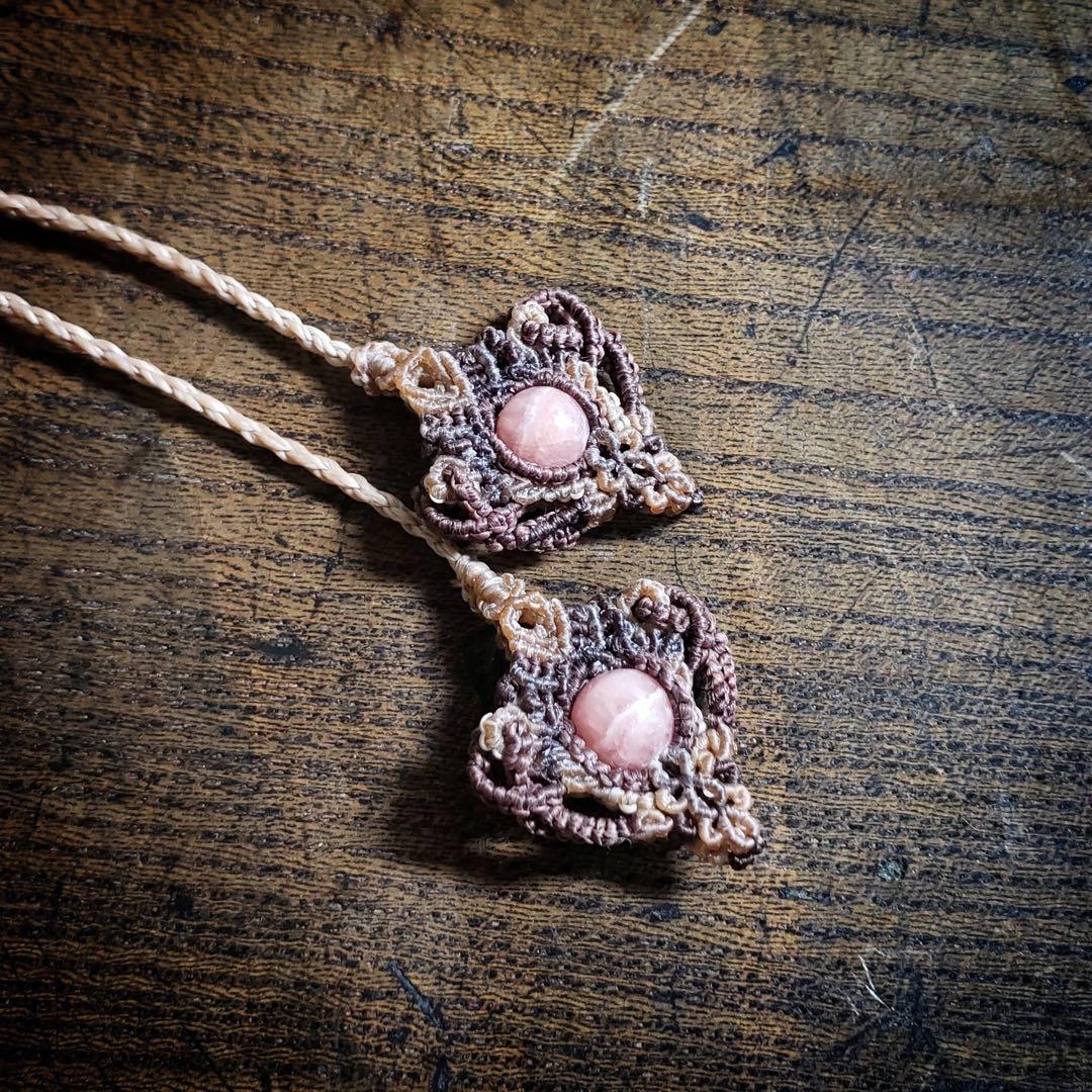 セリサイトinローズクォーツ」と「インカローズ」のマクラメ編み