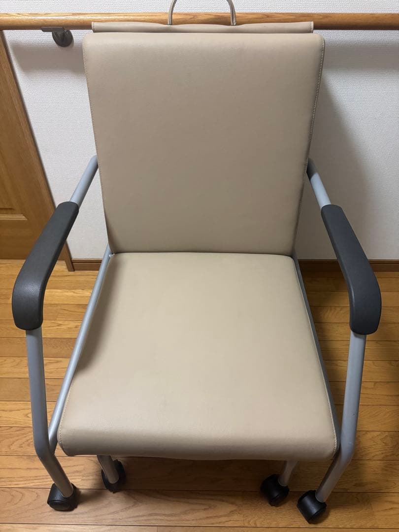 介護ベット　チェア　椅子 立ち上がり補助ができる椅子「リフトアップチェア400N1」 | フランス