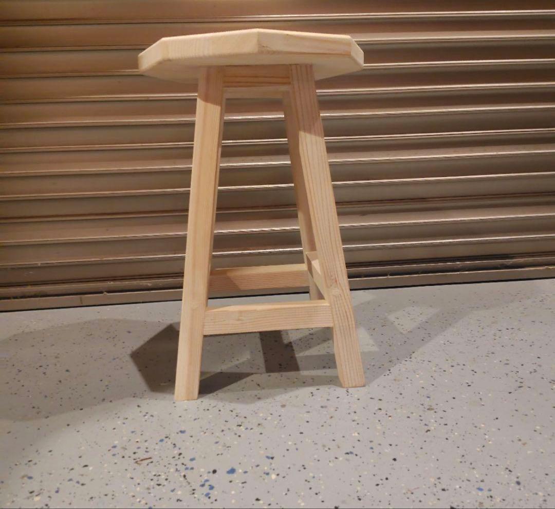 木製スツール 八角形座面 3本脚 ビグロスツール】三角形の座面に六角形の支柱の3本脚スツール