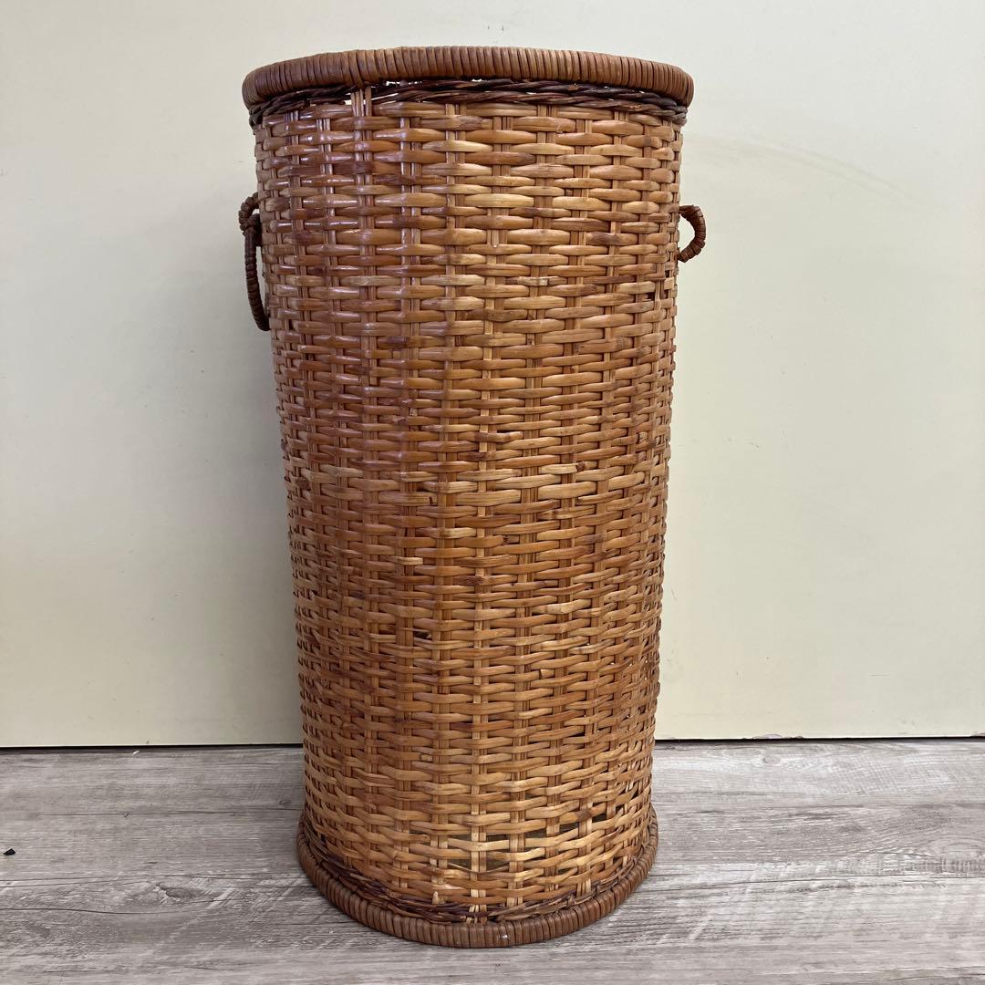 4F 【古道具】ラタンの傘立て 籐製バスケット 筒型 アンブレラスタンド