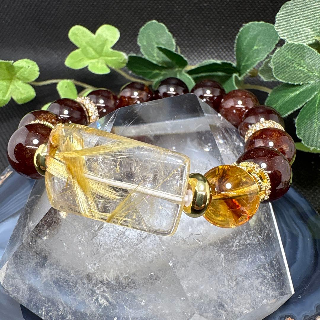 光を纏う星雫 ― 琉球ガラスとフローライト色のアシンメトリーピアス