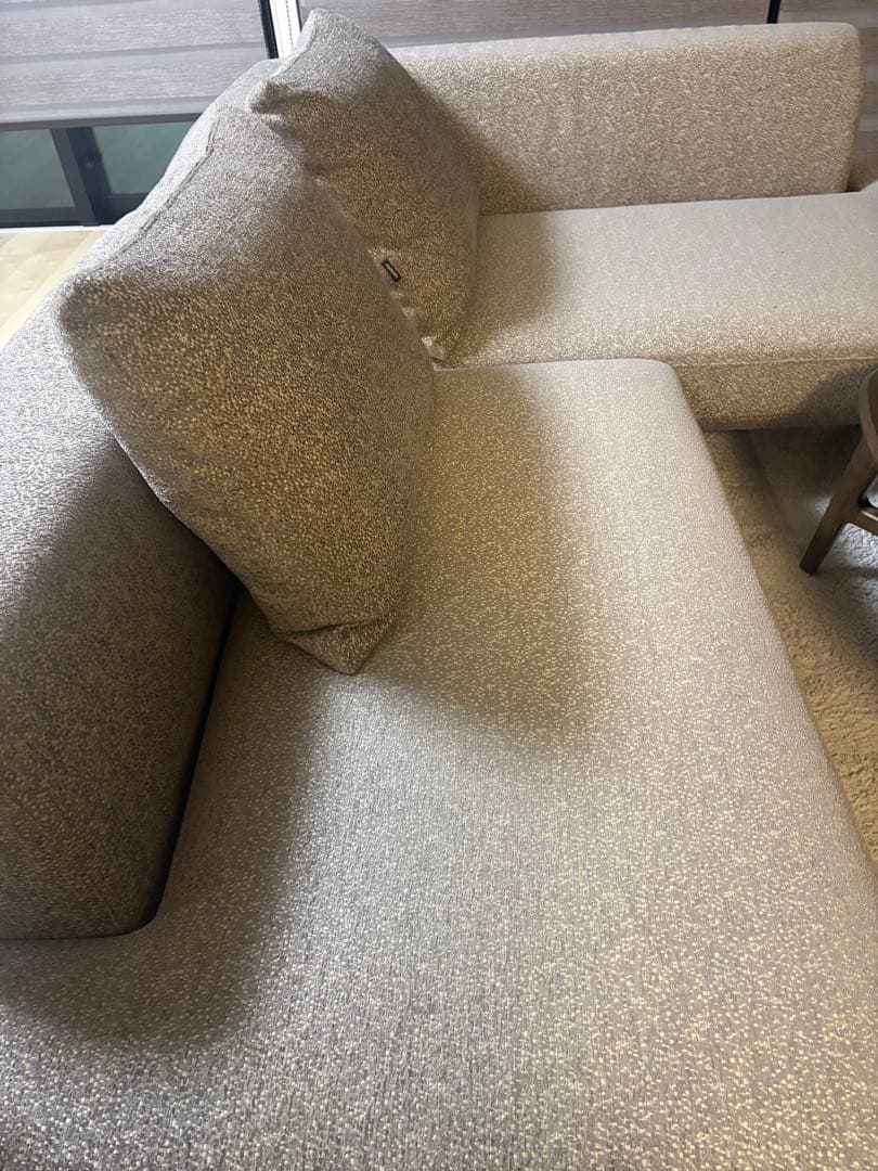 カリモク ベージュL字型ソファと三角テーブルセット - メルカリ