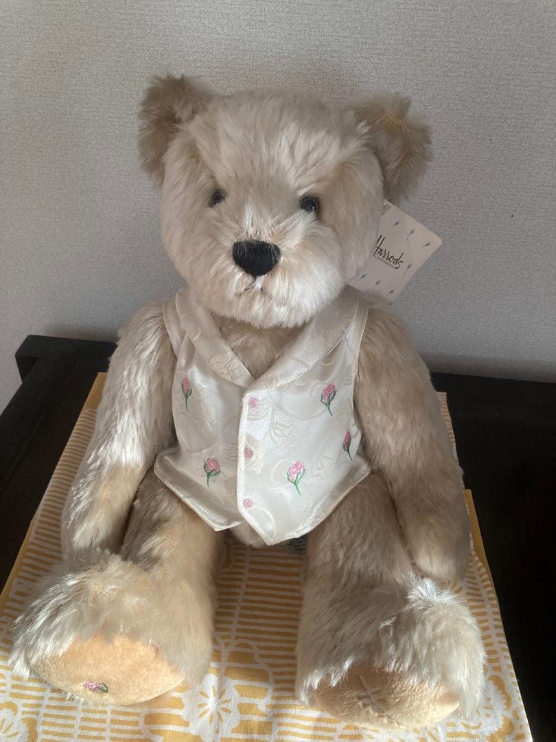 Harrods【ハロッズ】テディベア 白ベスト 薔薇 バラの刺繍 - メルカリ