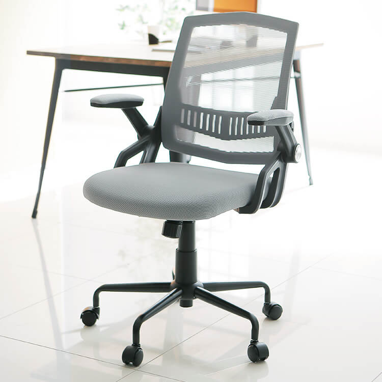 メッシュタイプのオフィスチェア アーム可動式でキャスター付き