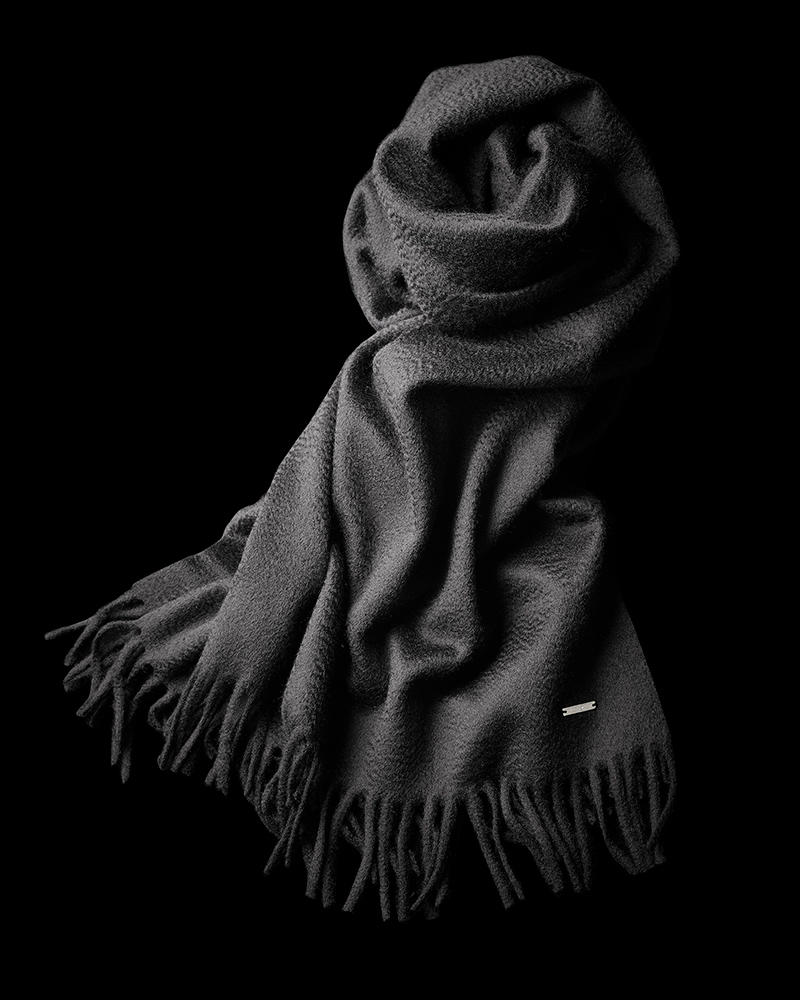 最高の贅沢を首に巻けば、スーツ姿に隙はなし～ロロ・ピアーナ【黒の